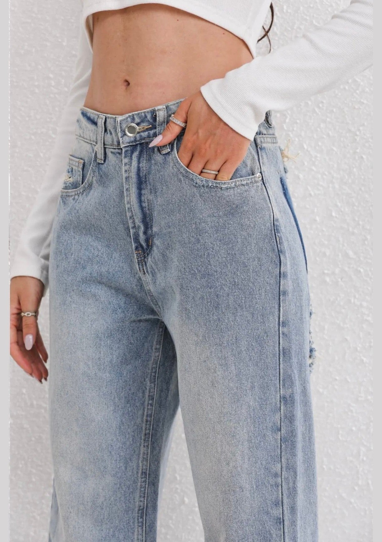 RIPPED | STRAIGHT LEG JEANS